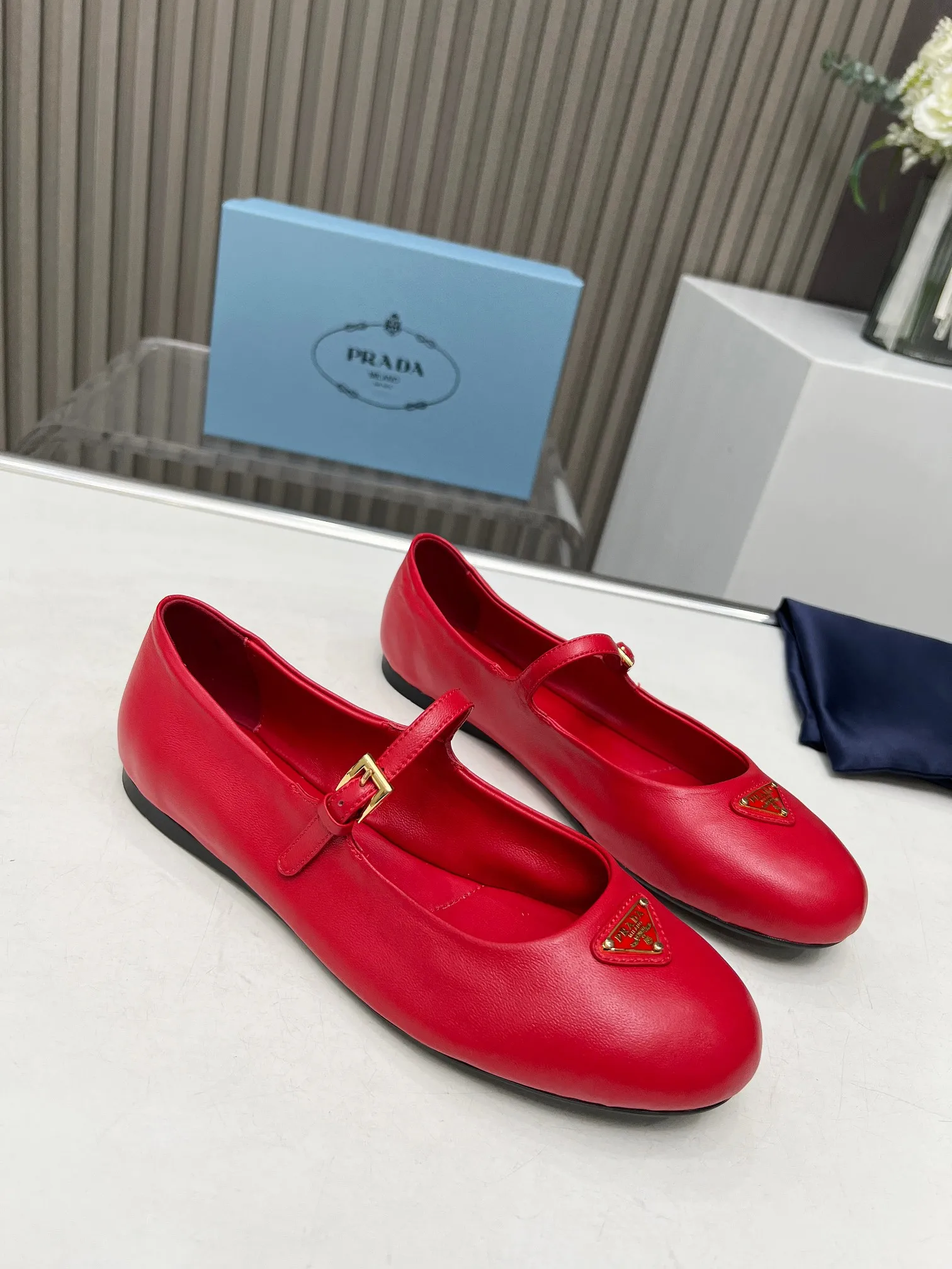 440💰 PRADA💝💝24 years💯💯💯New British Style Dancing💃 Shoes Small Leather Loafers - Retro Fashion Classic Items A new product created at the first major show of Paris Fashion Week. The inspiration is cleverly combined with the perfect shoe shape by D's main designer. With brand buckles, it is more fashionable. Upper: imported mixed sheepskin inner lining: lambskin lining Sole: Original [Fireworks][Fireworks] 1:1 molded rubber foam sole Size: 35-41 yards